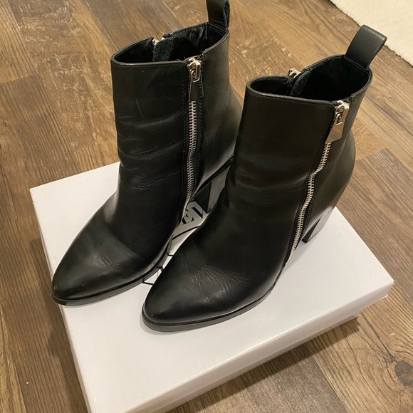 Steve Madden | Tasha Booties - Picture 4 of 9